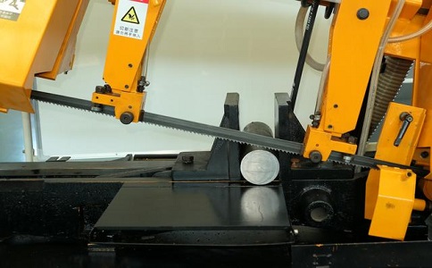 右江数控带锯床自动送料精度会出现偏差吗？