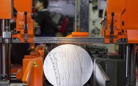 右江立式金属带锯床切削出现跑带故障解决方法！